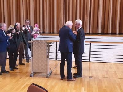 Stadtrat Kurt Linnert steckt die Ehrennadel an - Stadtrat Kurt Linnert steckt die Ehrennadel an